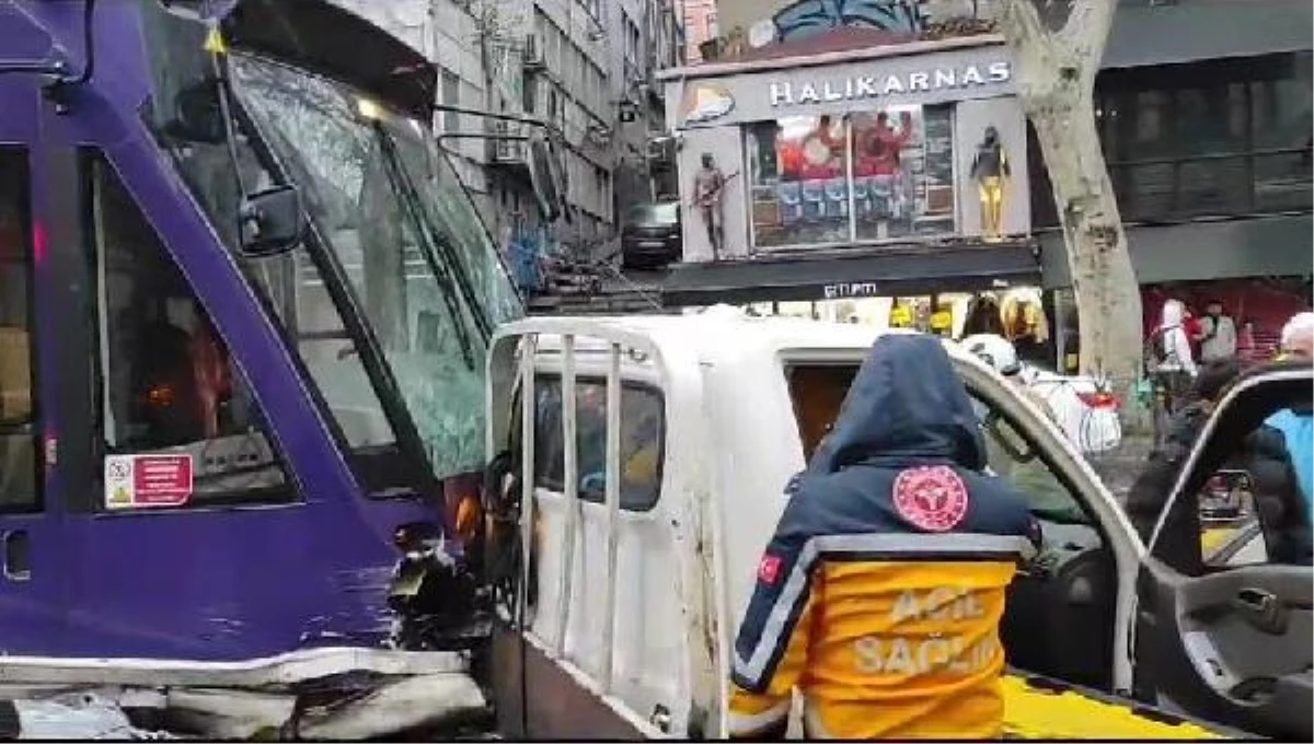 Karaköy\'de Tramvay Kazası: Bir Kişi Yaralandı