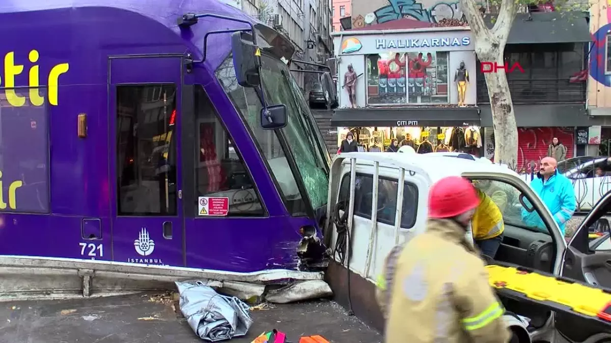 Karaköy\'de Tramvay Kamyonete Çarptı