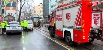 Karaköy'de tramvay kamyonete çarptı