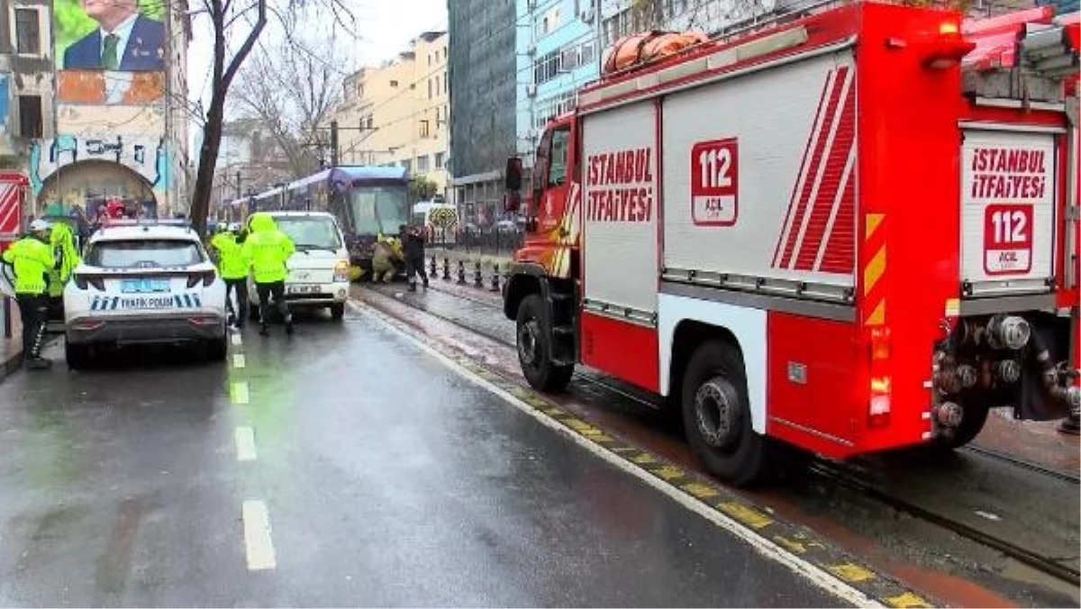 Karaköy\'de tramvay kamyonete çarptı