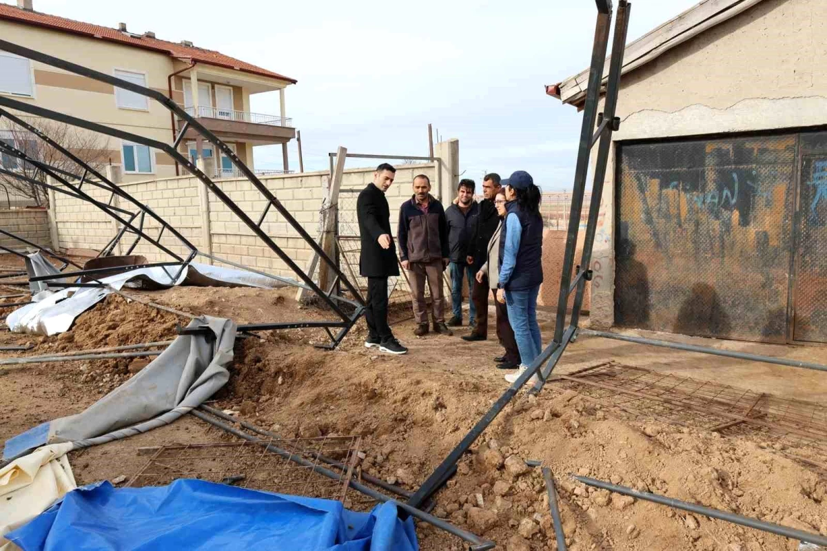 Karaman\'ın Kazımkarabekir ilçesinde şiddetli rüzgar ve fırtına hayvan çadırlarını yıktı