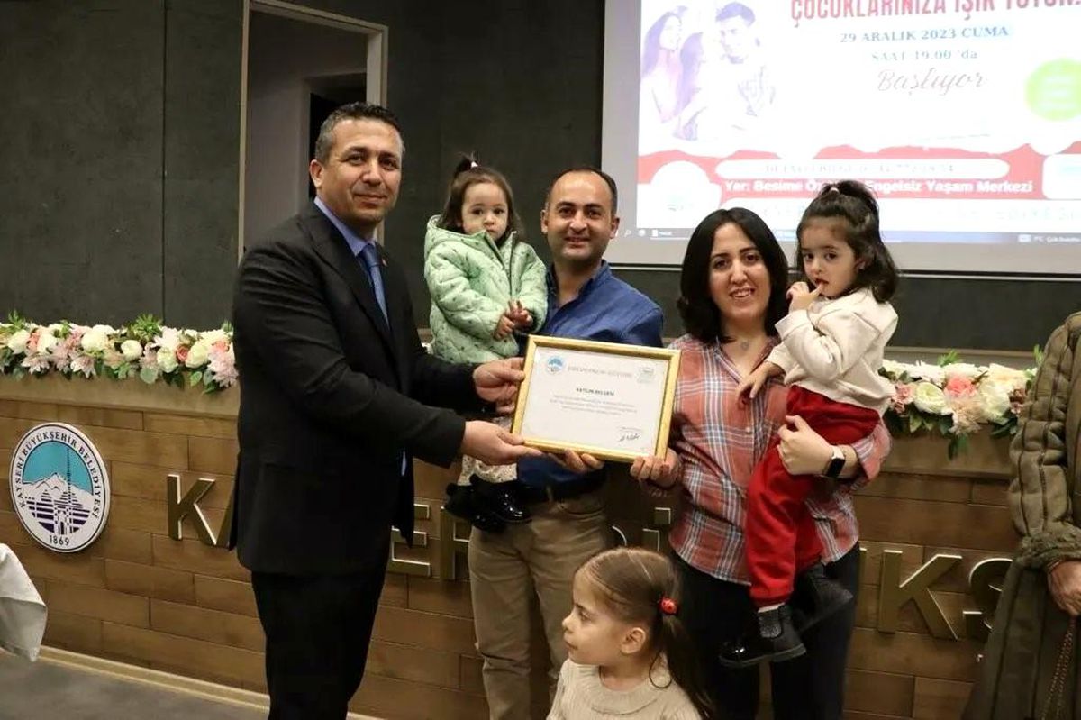 Kayseri Büyükşehir Belediyesi, KAYMEK\'in Ebeveynlik Meşalesi Eğitim Programını Tamamladı