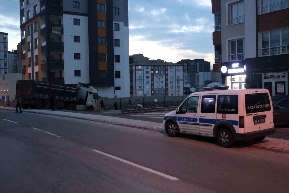 Kayseri\'de kontrolden çıkan tır faciayı önledi