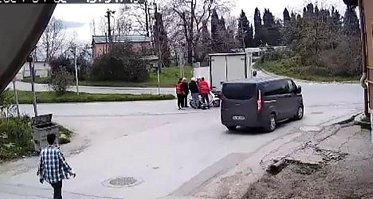 Motosiklet Kamyonete Çarptı, Sürücü Kaskı Sayesinde Yara Almadan Kurtuldu