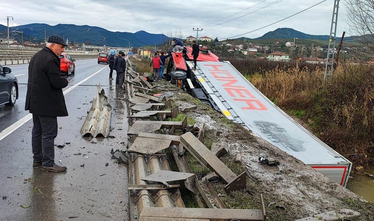 Sakarya\'da tır kontrolden çıkarak yol kenarına devrildi