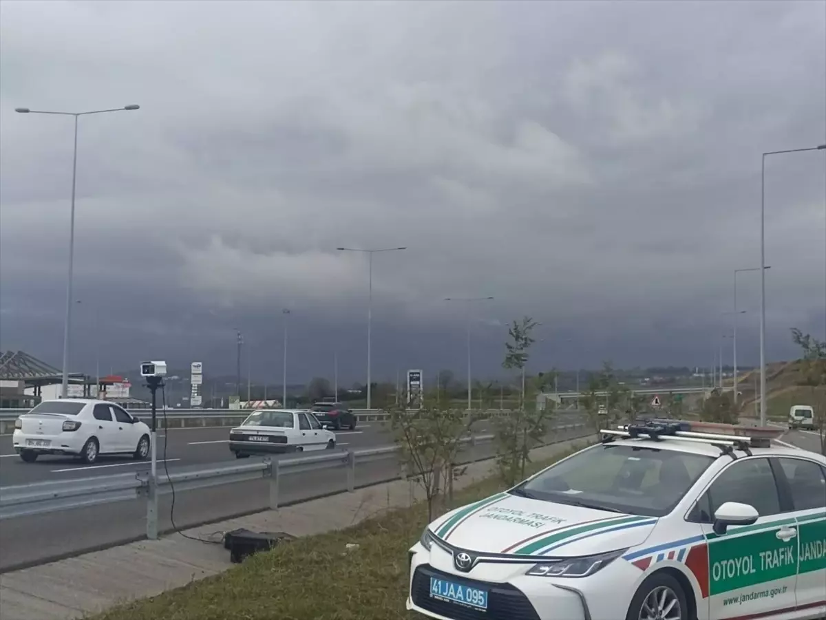 Kocaeli İl Jandarma Komutanlığı Kuzey Marmara Otoyolunda Hız Denetimlerine Devam Ediyor