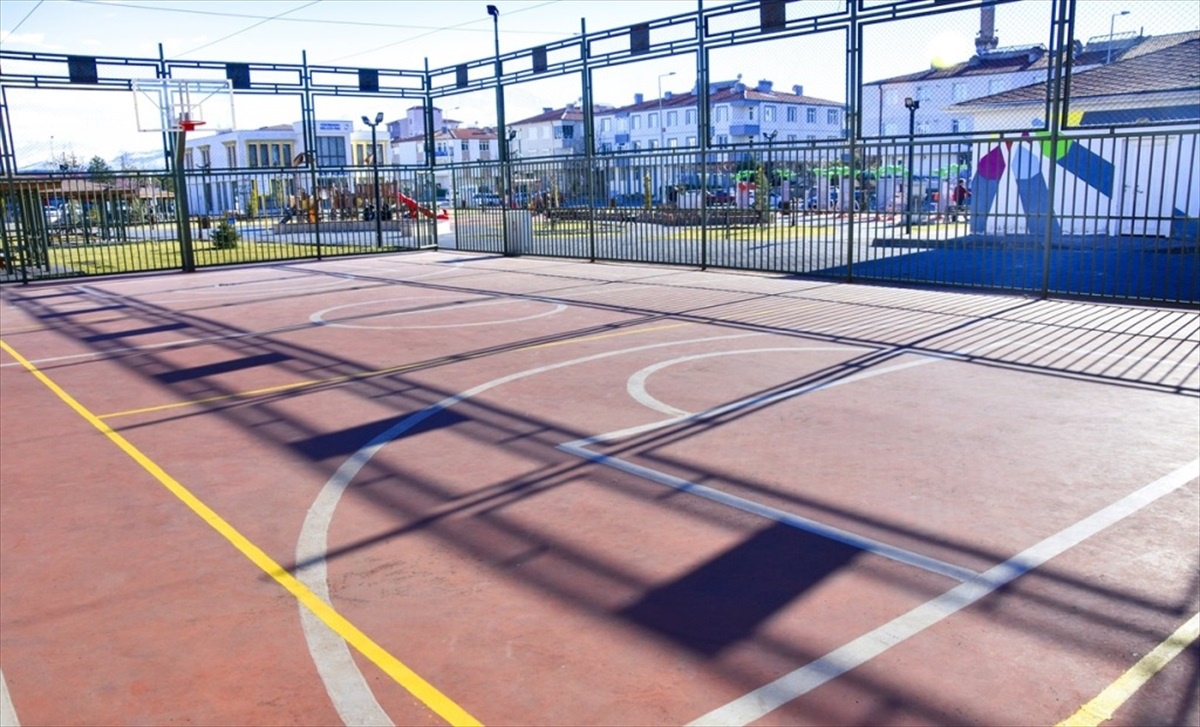 Kocasinan Belediyesi 9 yılda 17 basketbol ve 67 futbol sahası yaptı