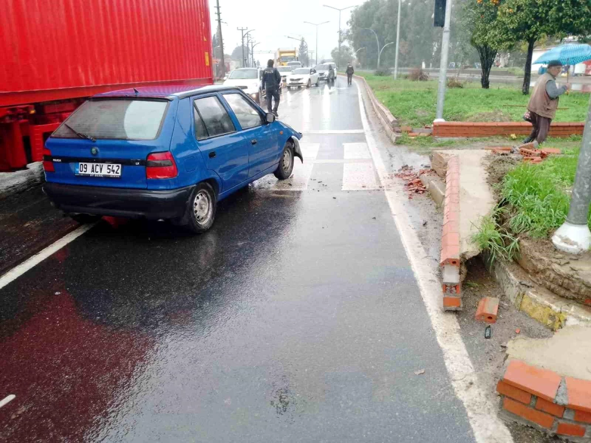 Aydın\'da otomobil refüje çarptı: 3 yaralı