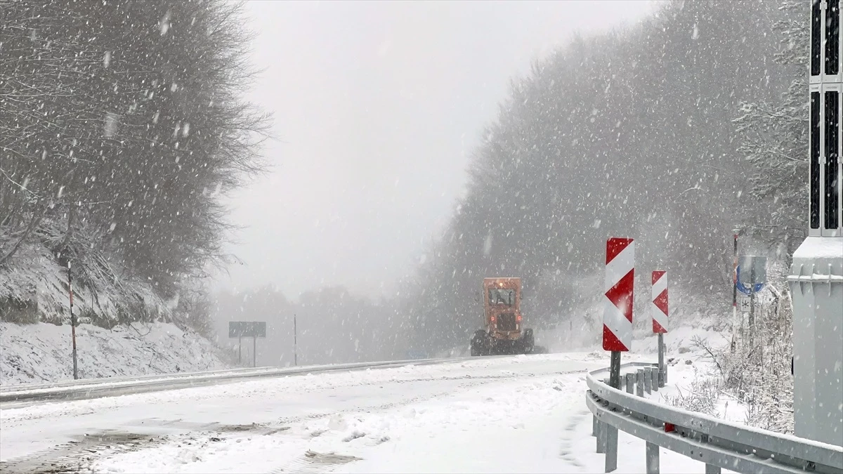 Kütahya-İnegöl kara yolu kar yağışı nedeniyle trafiğe kapatıldı