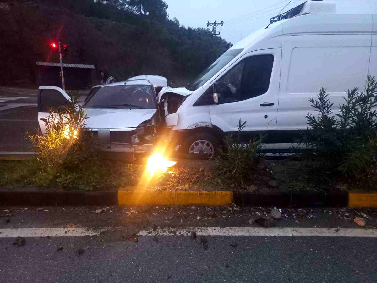 Manavgat\'ta minibüs ile otomobil çarpıştı: 1 yaralı