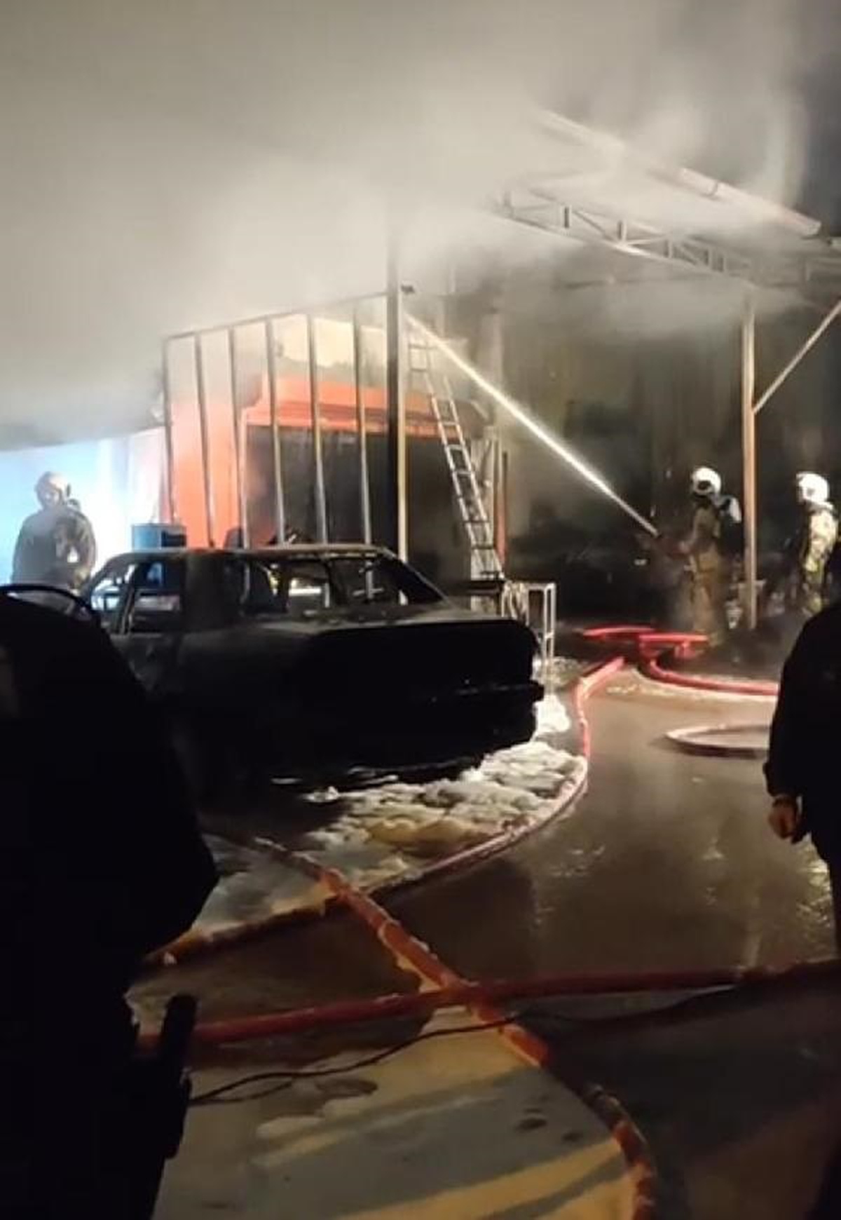 Anlaşmazlık Sonucu Oto Tamirhaneyi Kundakladı: 2 Dükkan ve 10 Araç Yanarak Kullanılamaz Hale Geldi