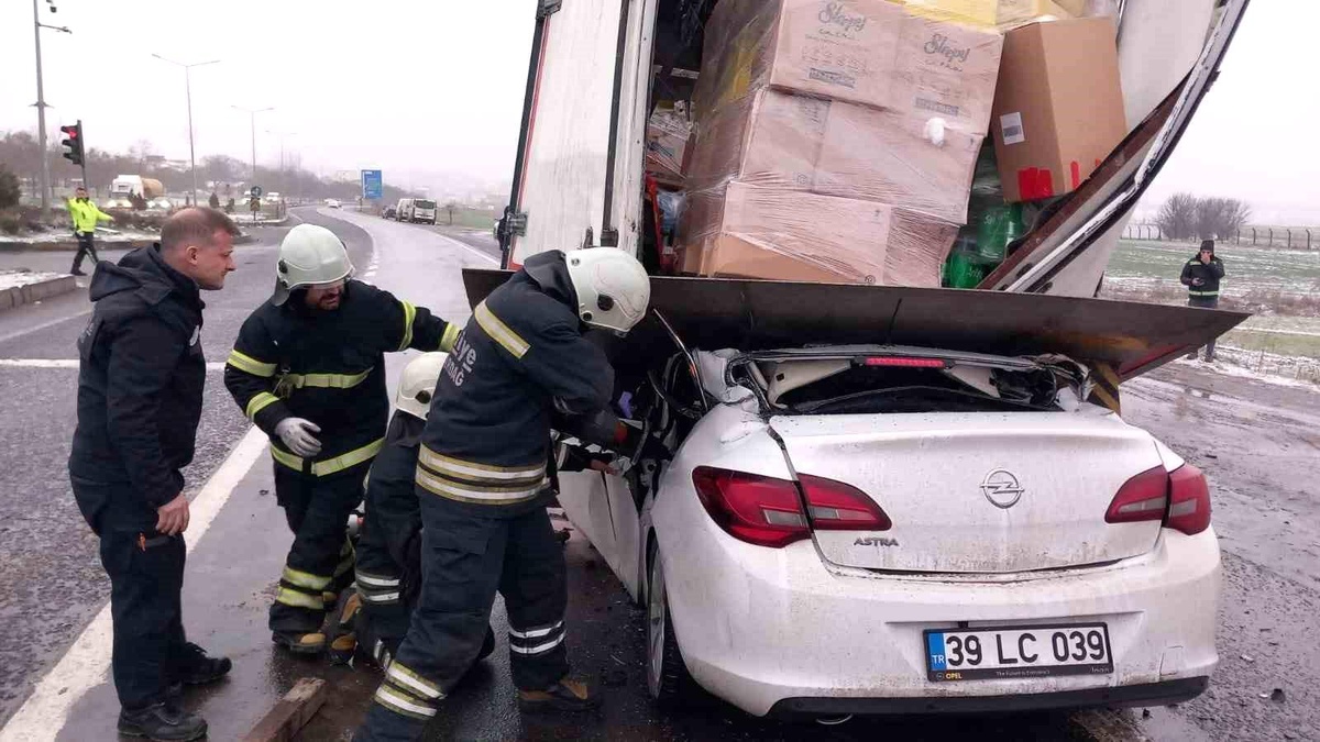 Tekirdağ\'da Zincirleme Kaza: Otomobil Kamyonun Altına Saplandı, 1 Kişi Hayatını Kaybetti