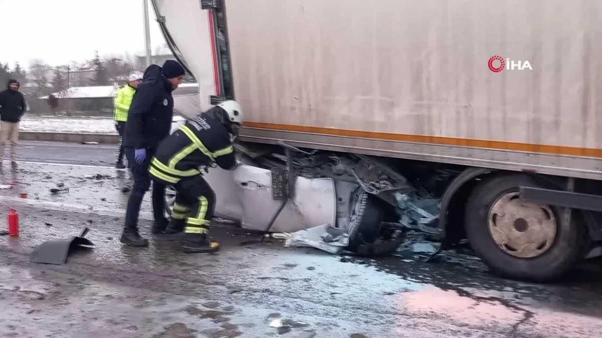 Otomobil kamyona ok gibi saplandı: 1 ölü