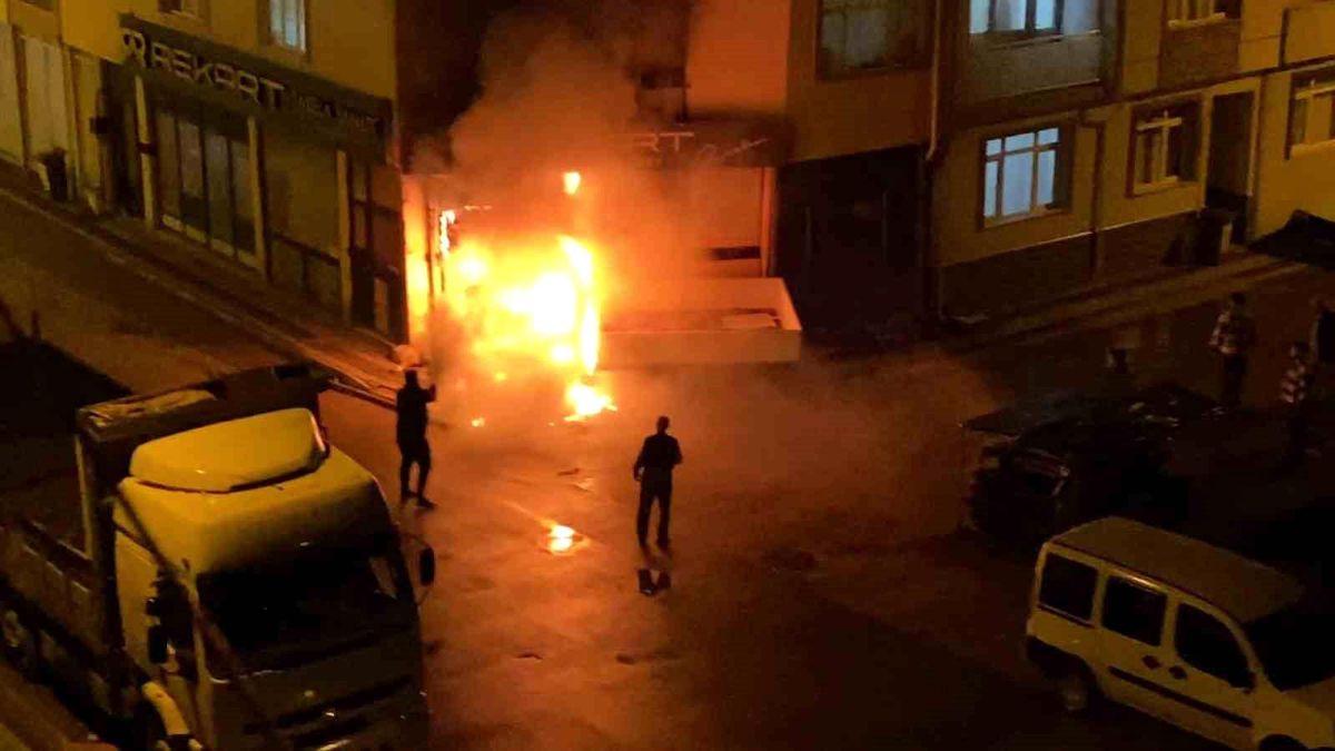 İnegöl\'de park halindeki kamyonet alev alev yandı
