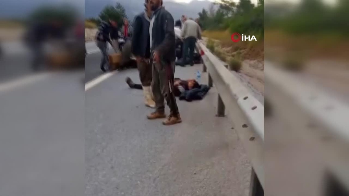 Pikabın kasasından yola savrulan vatandaşların yaşadığı can pazarı kamerada