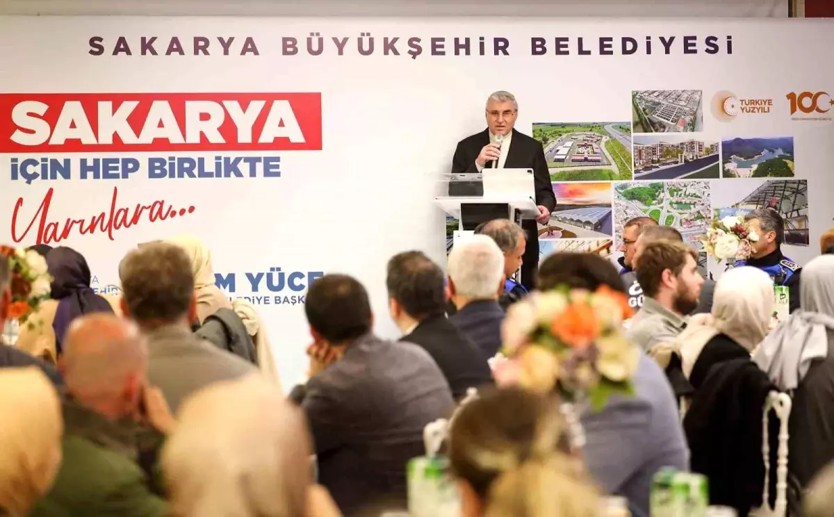 Sakarya Büyükşehir Belediye Başkanı Ekrem Yüce, belediye personeliyle moral yemeğinde bir araya geldi