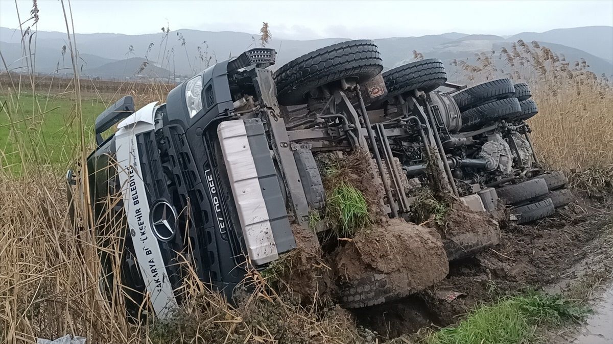 Sakarya\'da İki Trafik Kazasında 3 Kişi Yaralandı