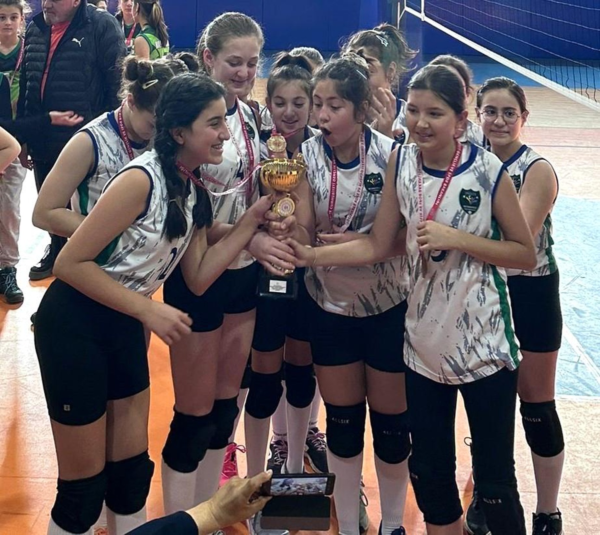 Hürriyet Ortaokulu Küçük Kızlar Voleybol Müsabakalarında Birinci Oldu