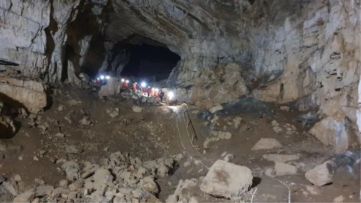 Slovenya\'da mahsur kalan 5 kişi mağaradan kurtarıldı