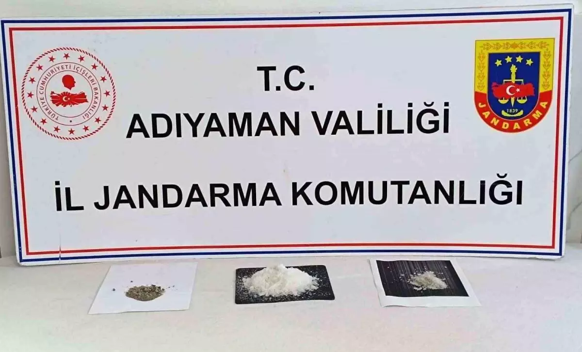 Adıyaman\'da Jandarma Ekipleri Şüpheli Araçta Uyuşturucu Madde Ele Geçirdi