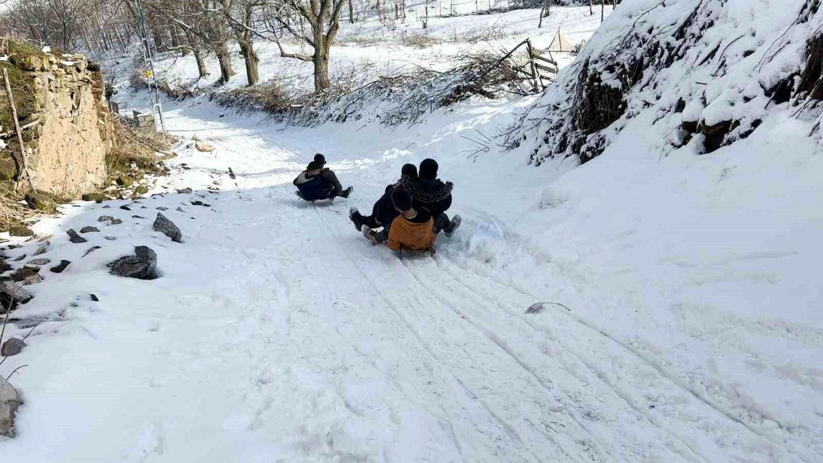 Bitlis\'te Kar Yağışının Ardından Çocuklar Tahta Kızaklarla Kaydı