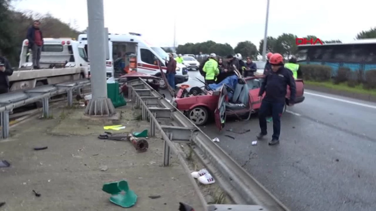 Trabzon\'da Geziye Çıkan Arkadaş Grubunun İçinde Bulunduğu Otomobil Kaza Yaptı: 2 Ölü, 2 Yaralı