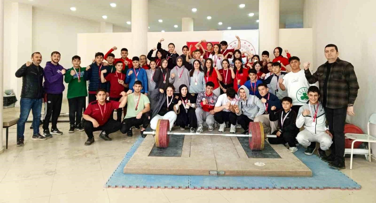 Düzce\'de U23 Gençler Halter İl Birinciliği Düzenlendi