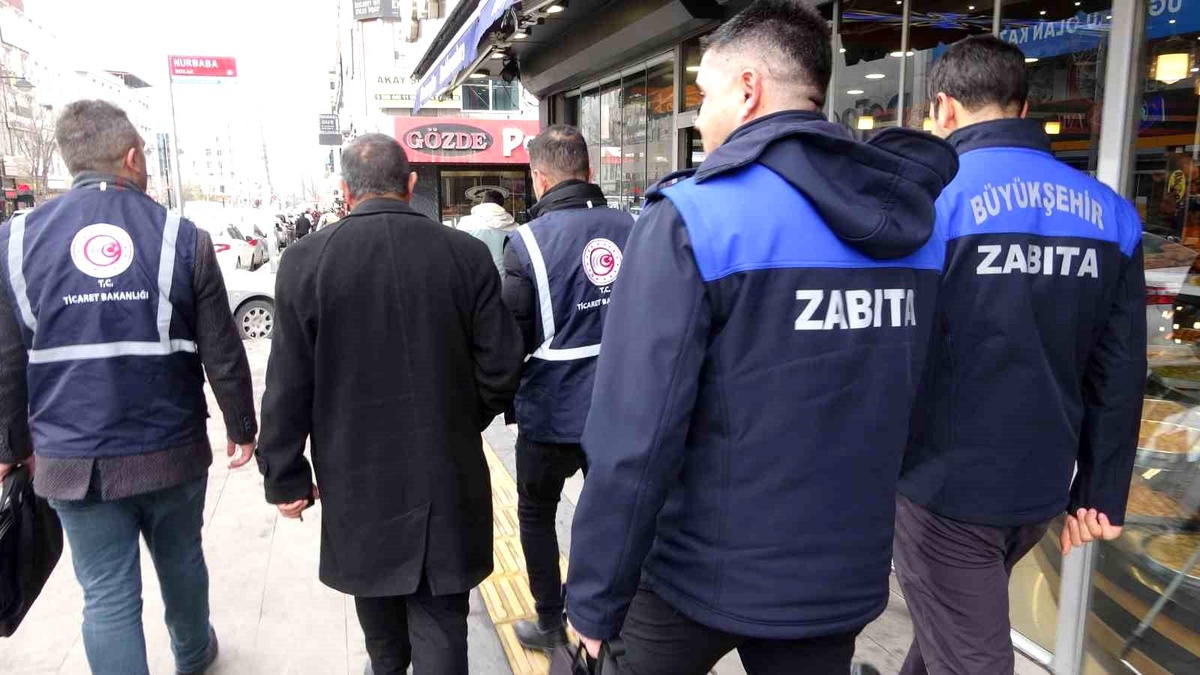 Van\'da yiyecek ve içecek işletmelerine fiyat listesi denetimi