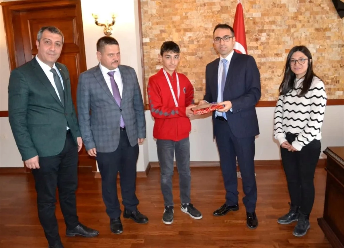 Ankara\'da yapılan Okullar Arası Wushu Şampiyonası\'nda il birincisi olan öğrenci Kaymakamı ziyaret etti