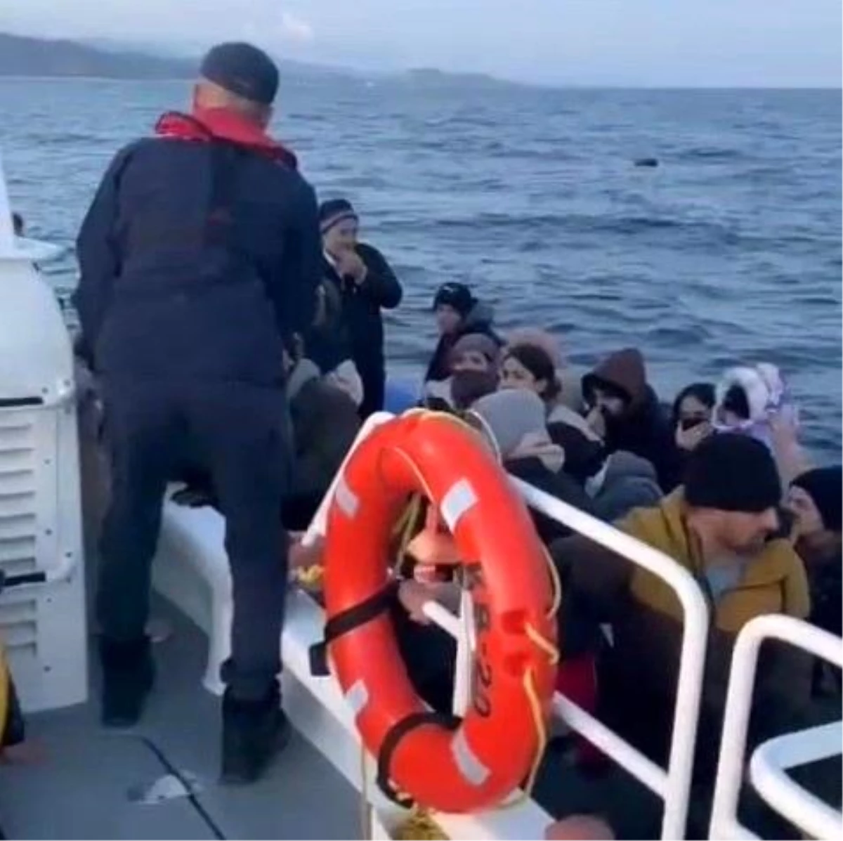 Çanakkale\'de Yunan Sahil Güvenlik Tarafından Geri İtilen 34 Kaçak Göçmen Kurtarıldı