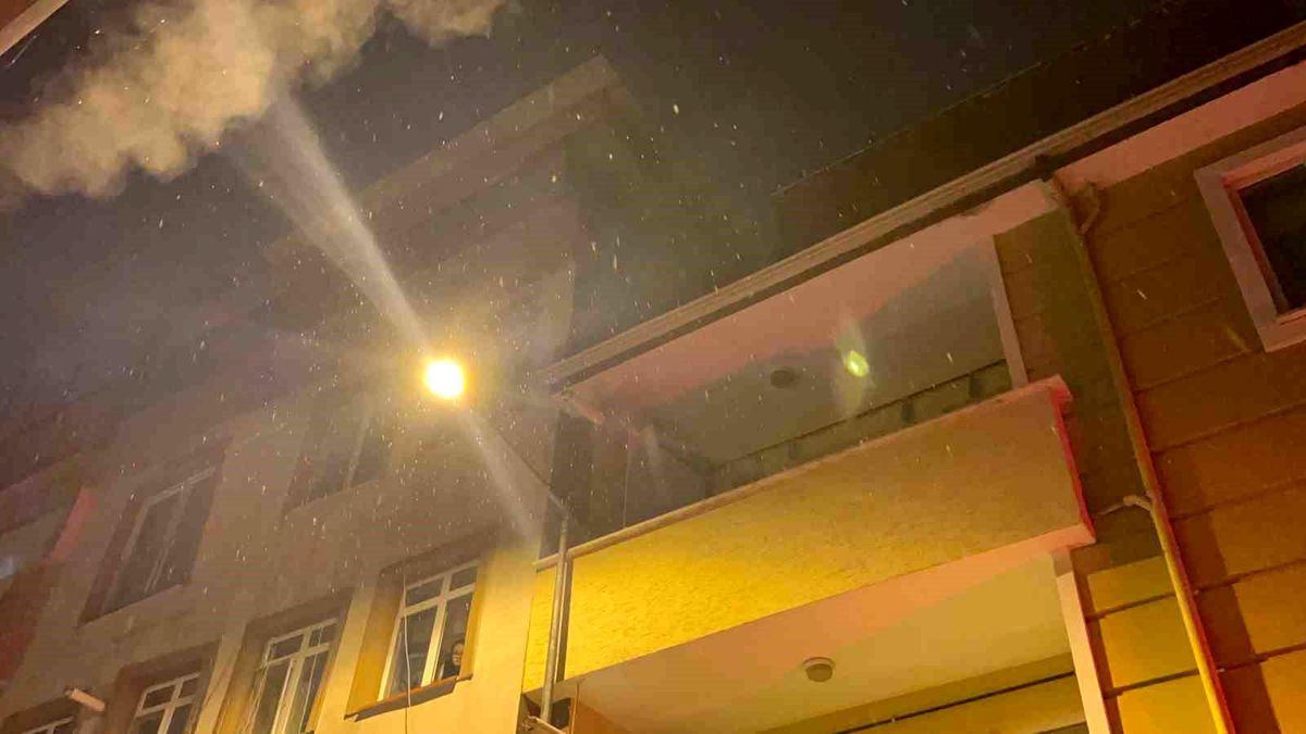 Bursa\'da Karla Kaplı Antenin Üzerinden Düşen Adam Ağır Yaralandı