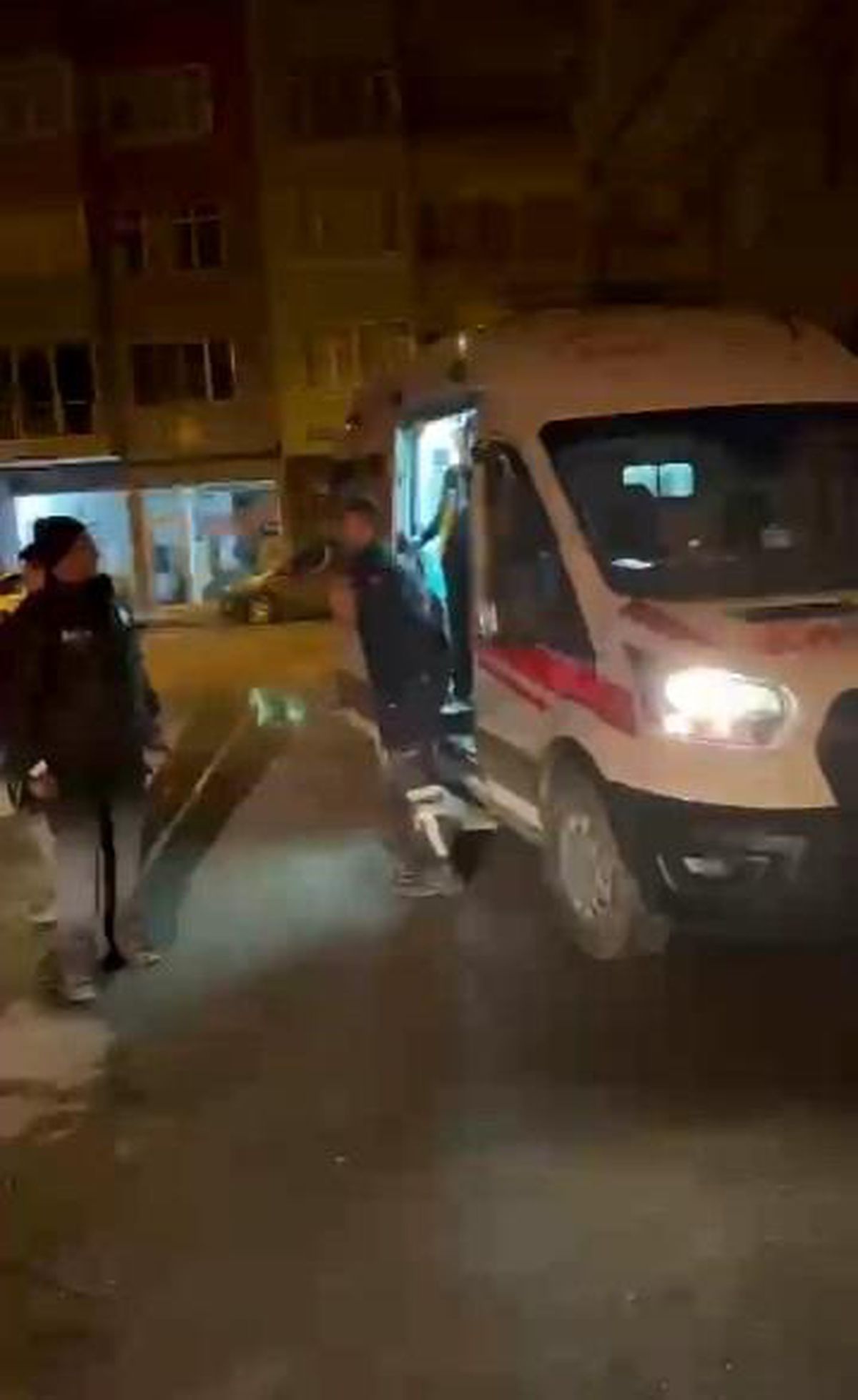 Samsun\'da park halindeki aracın üzerine düşen şahıs ağır yaralandı