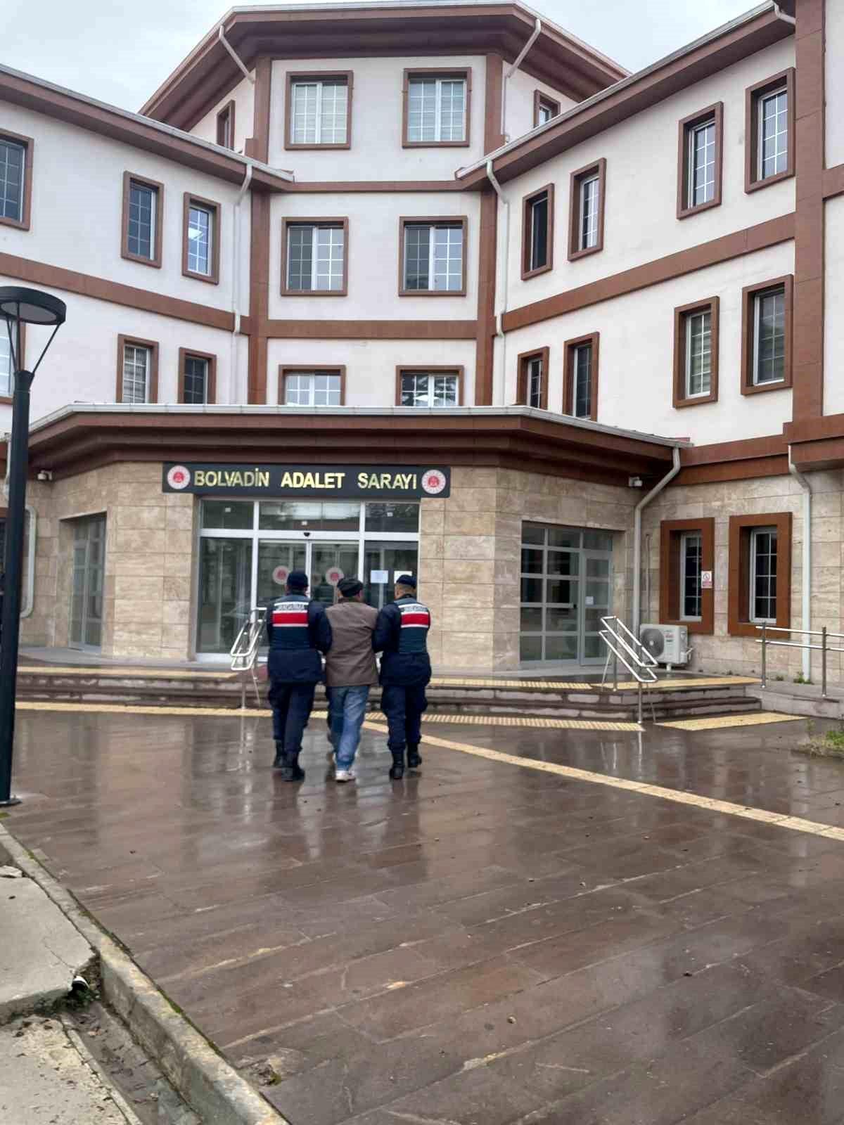 Afyonkarahisar\'da 8 yıl 15 ay 7 gün hapis cezası ile aranan şahıs jandarma tarafından yakalandı