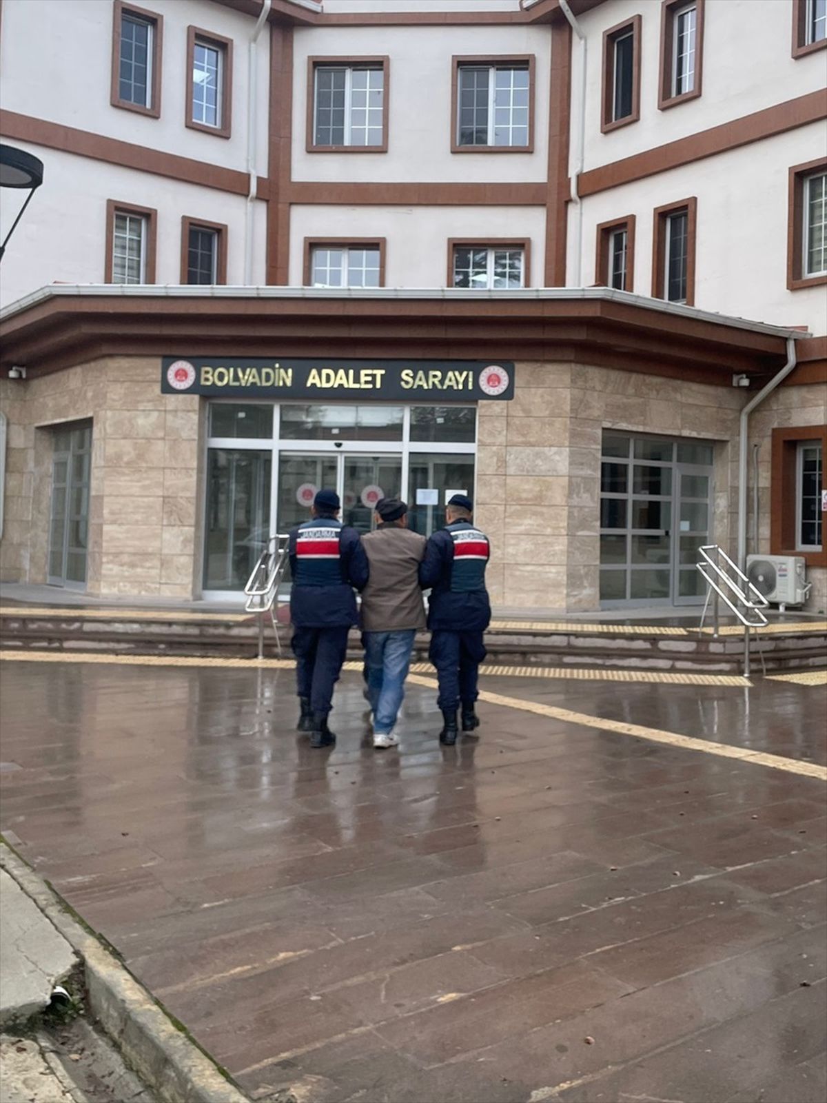 Afyonkarahisar\'da 8 yıl hapis cezası bulunan hükümlü yakalandı