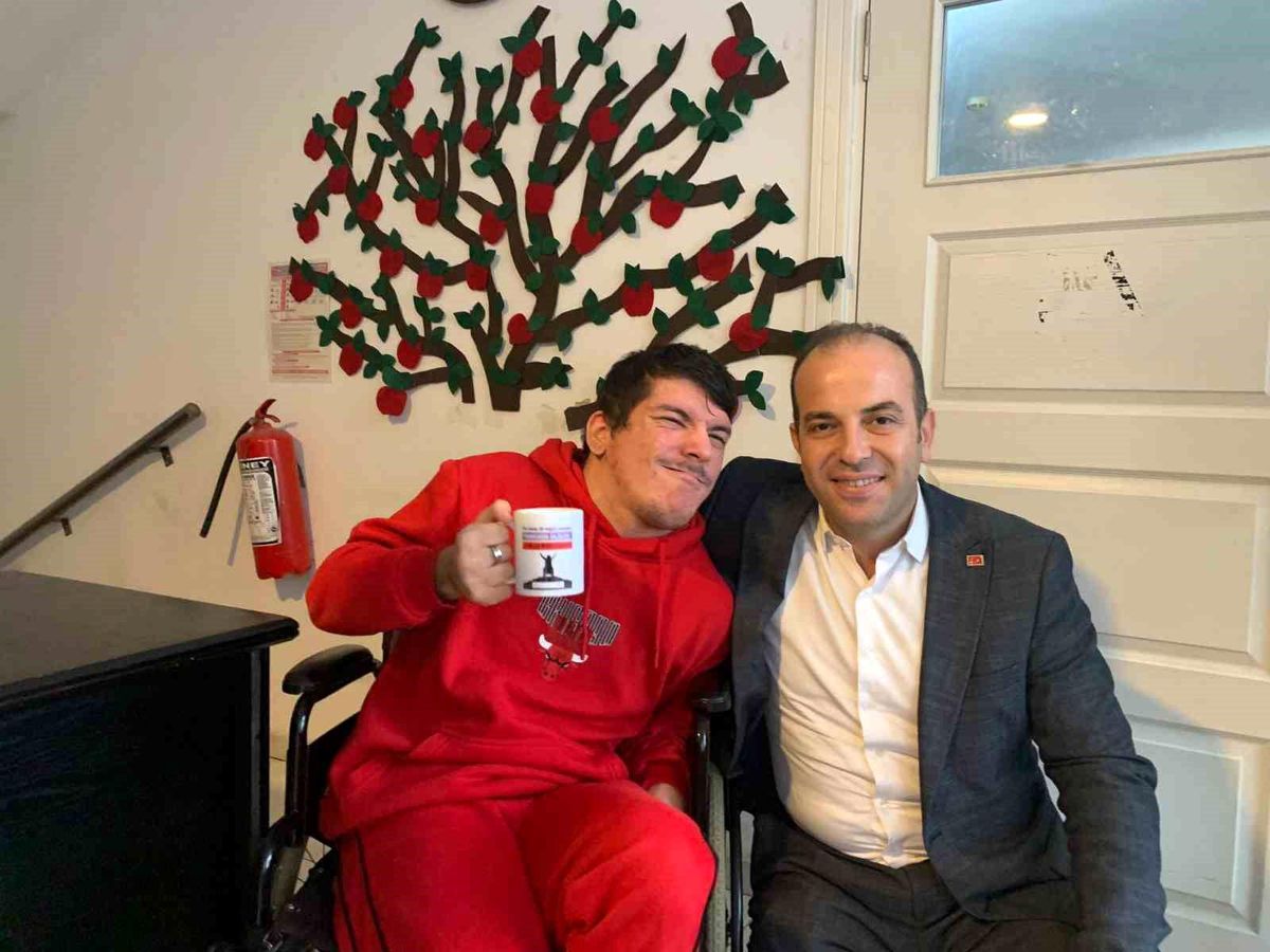AK Parti Konyaaltı Teşkilatı, engelli Turgay Bircan\'a akülü tekerlekli sandalye sağladı