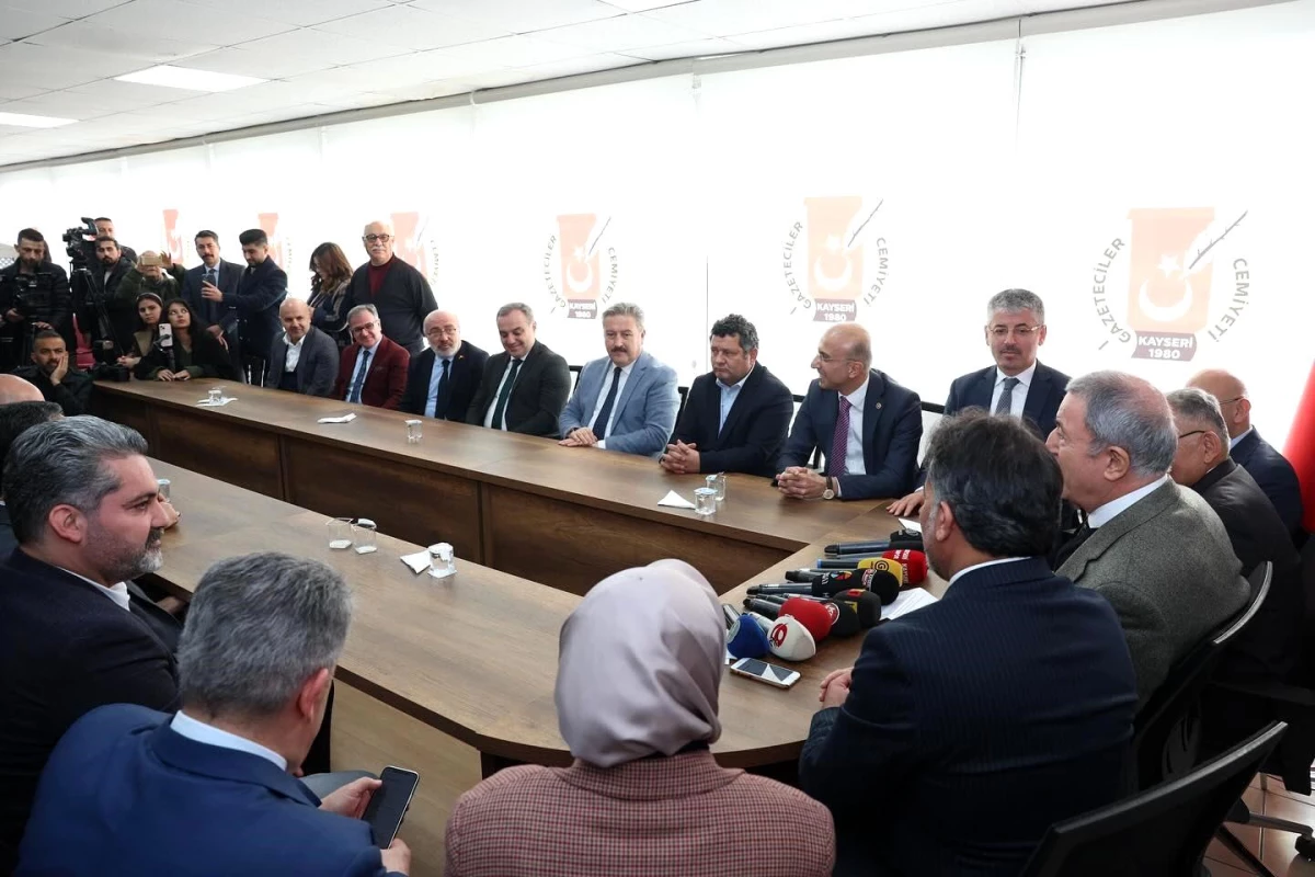Başkan Büyükkılıç ve Hulusi Akar, Kayseri Gazeteciler Cemiyeti\'ni ziyaret etti