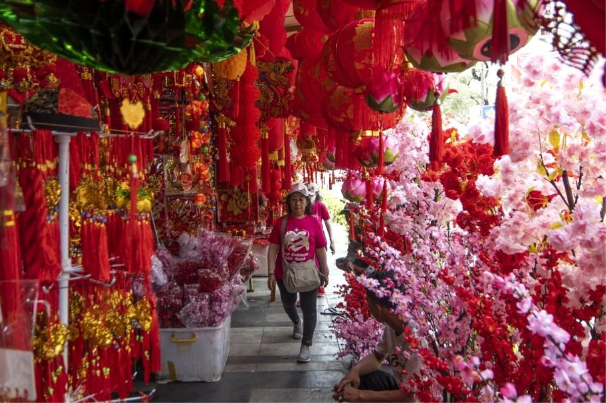 Cakarta\'da Çin Yeni Yılı\'na Özel Süsler Satışa Sunuldu