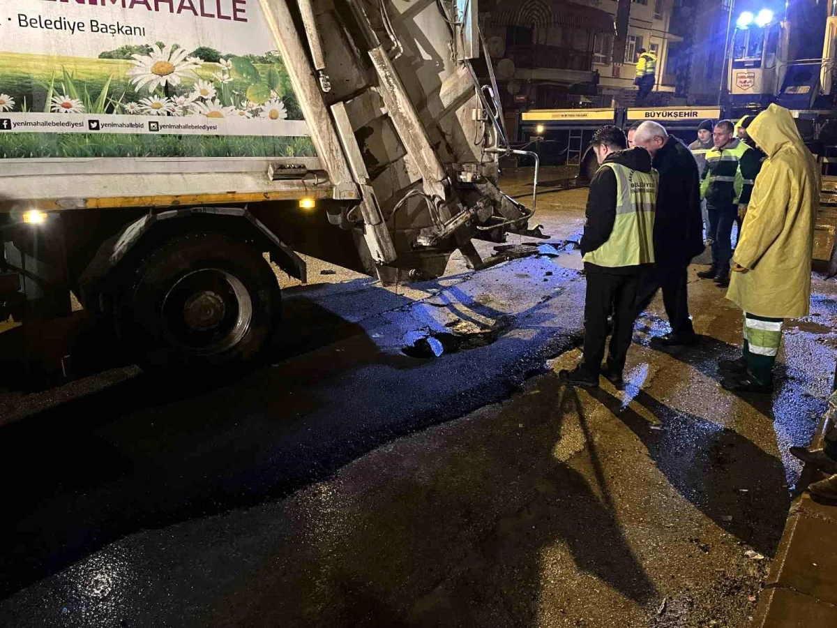 Ankara\'da Yağmur Nedeniyle Yol Çöktü, Çöp Kamyonu Askıda Kaldı