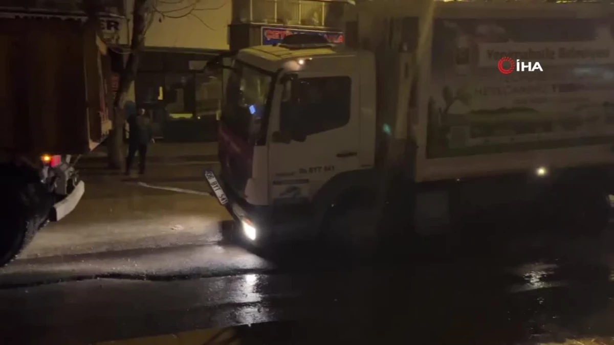 Ankara\'da yağmur nedeniyle yol çöktü, çöp kamyonu askıda kaldı
