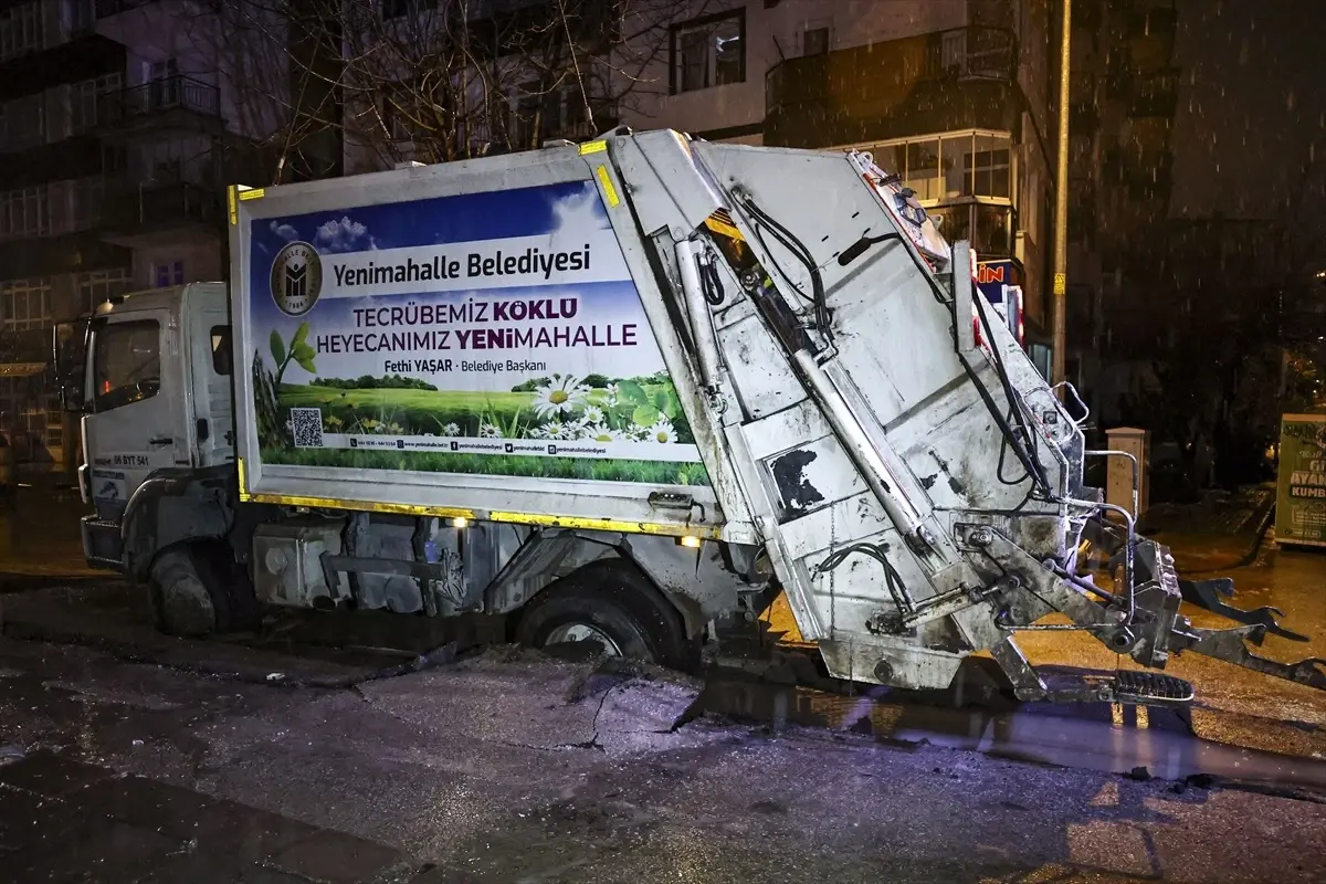 Ankara\'da yol çöktü, çöp kamyonu sıkıştı