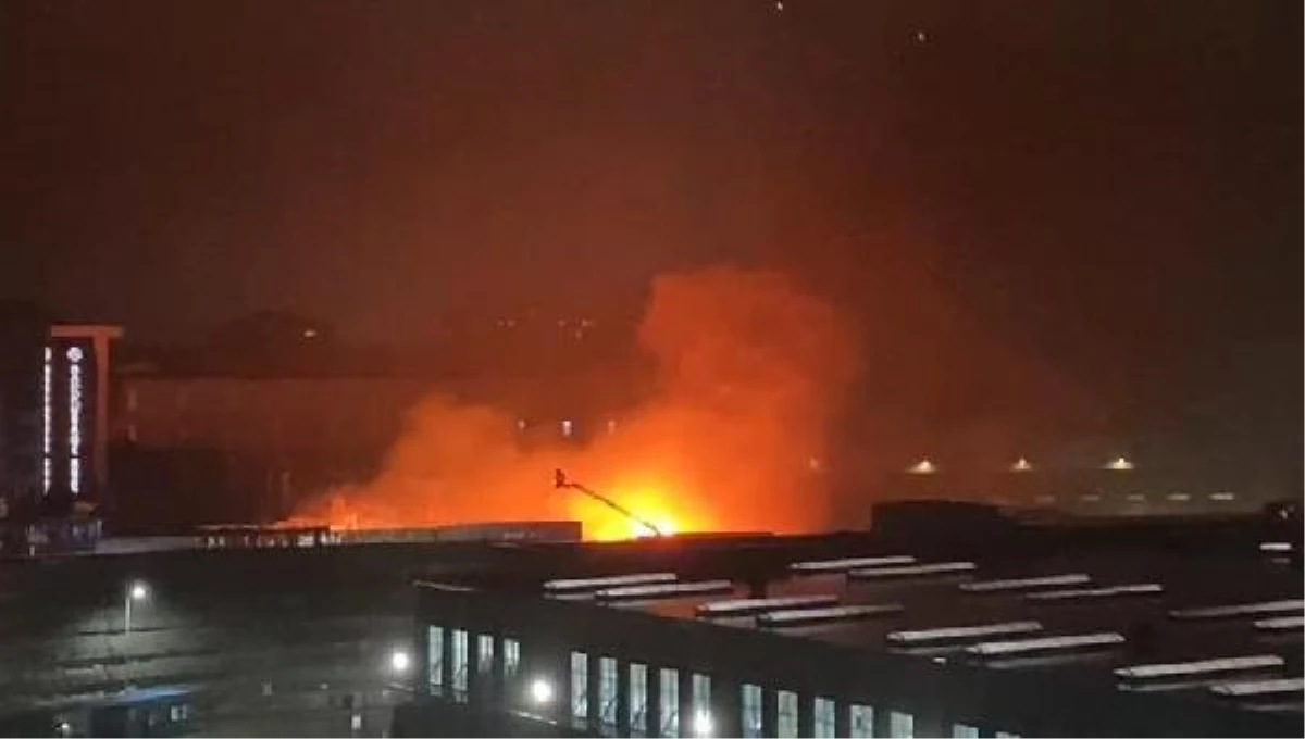 İstanbul'da 26 bin metrekarelik film platosu alev alev yandı