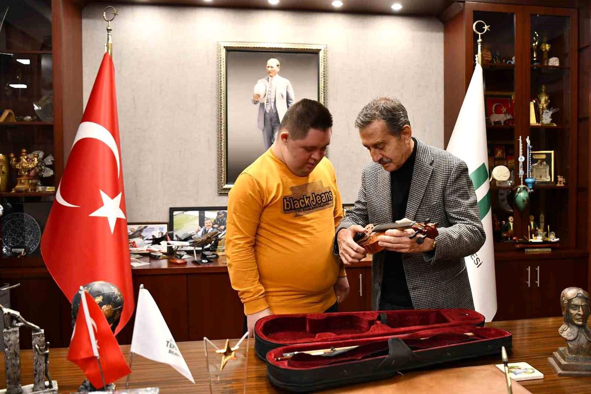 Tepebaşı Belediye Başkanı Ahmet Ataç, özel birey Emre Çınar\'a keman hediye etti