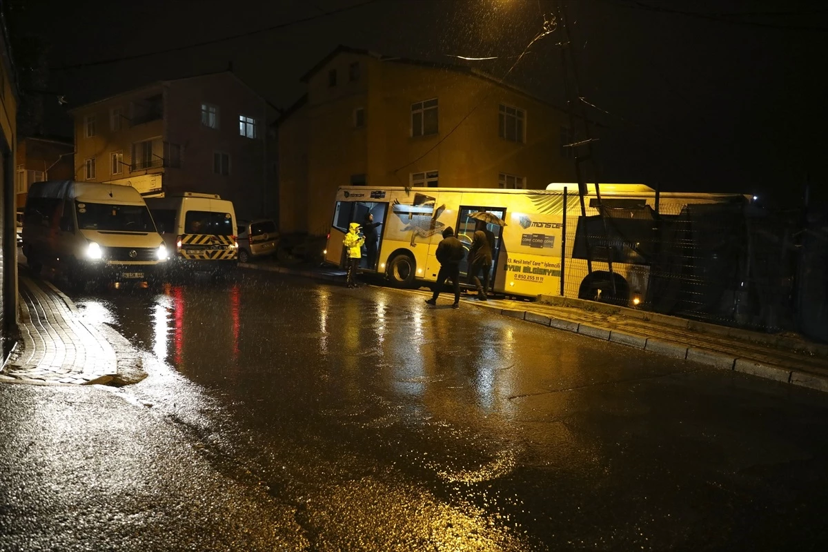 Beykoz\'da İETT\'ye bağlı özel halk otobüsü park halindeki 3 araca çarptı