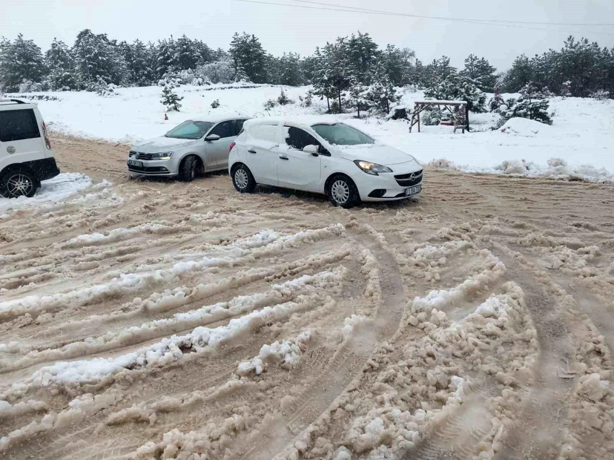 Bilecik\'te Kar Yağışı Nedeniyle Belediye Ekipleri Yetersiz Kaldı
