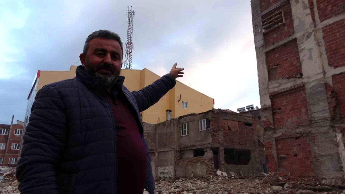 Kahramanmaraş\'ta Deprem Sonrası Yıkılan Bina Duvarındaki Kavanozlar 11 Aydır Aynı Yerde Duruyor