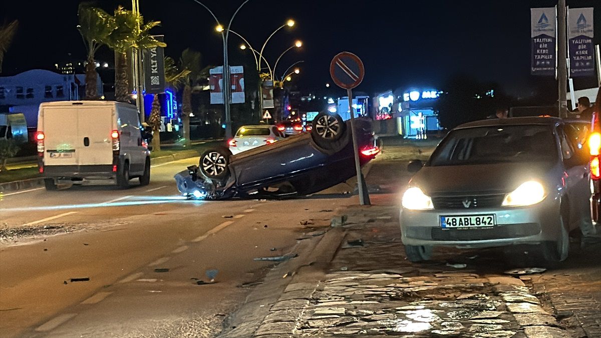 Bodrum\'da ciple otomobil çarpıştı: 3 yaralı