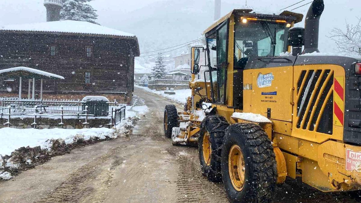 Bursa\'da karla mücadele çalışmaları devam ediyor