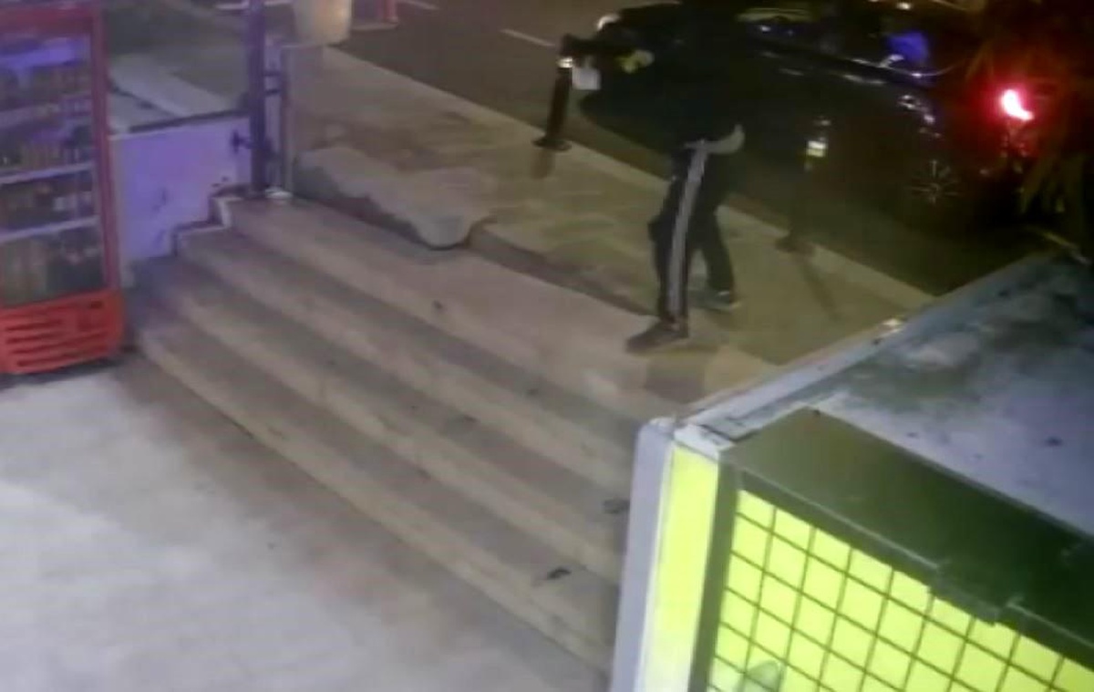 Büyükçekmece\'deki Tekel Bayisine Arabayla Saldırı