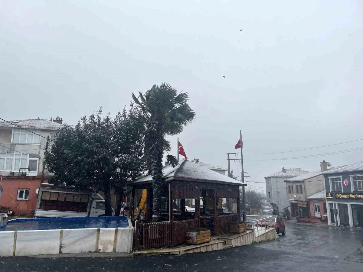 İstanbul Çatalca\'da Kar Yağışı Etkisini Sürdürüyor