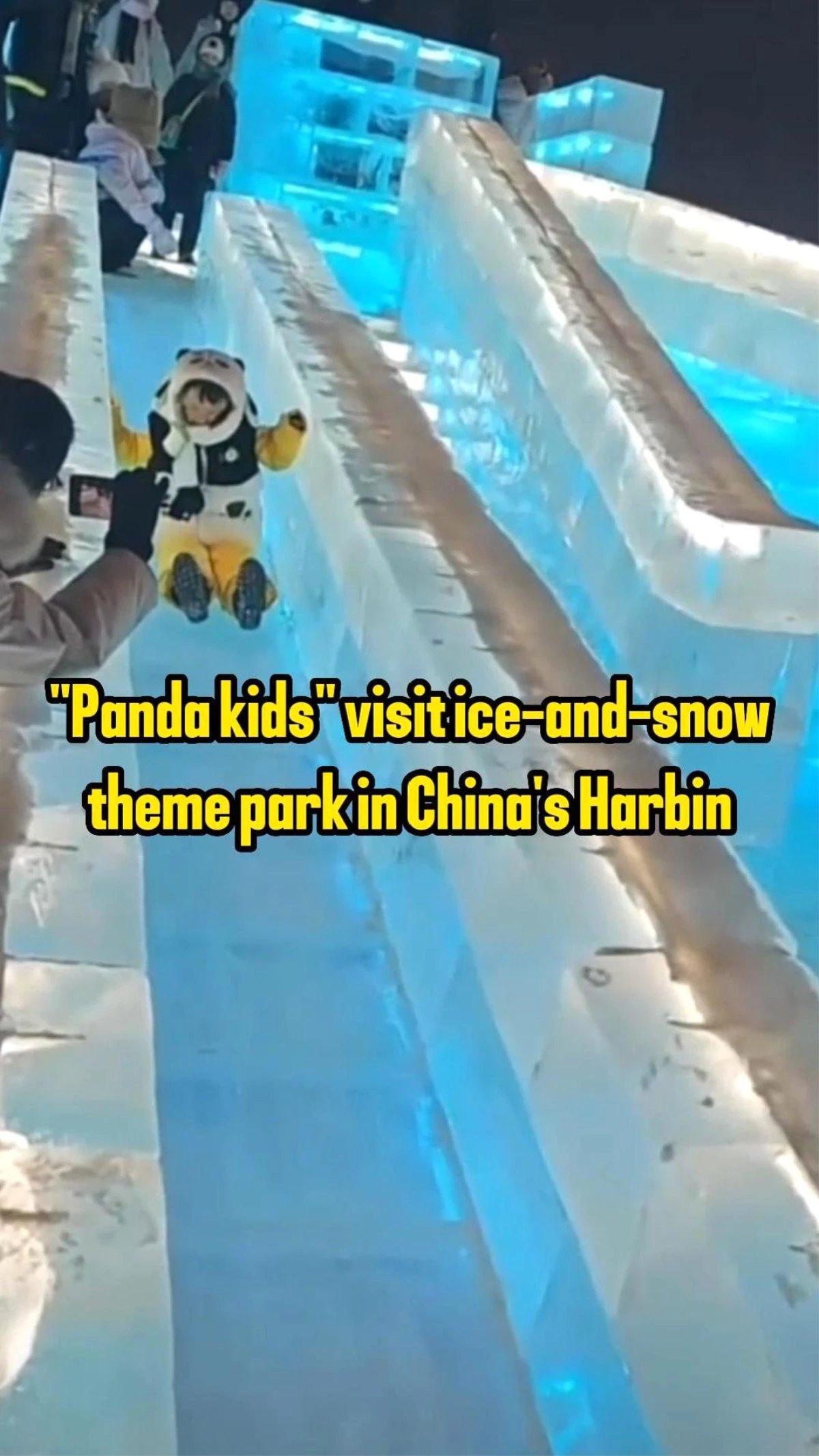 Çin\'deki Buz ve Kar Tema Parkında Eğlenen Çocuklar